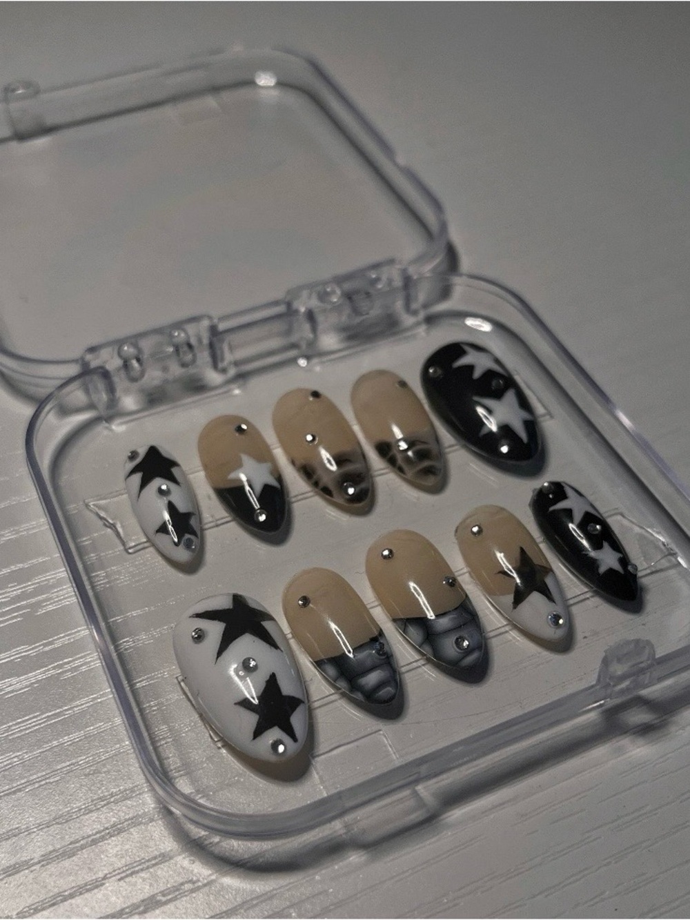 Handmade Press on Nails - Size: M - Black & White